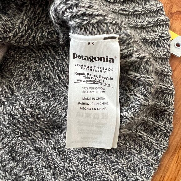 Women's Patagonia zip up hooded sweater - Picture 5 of 5
